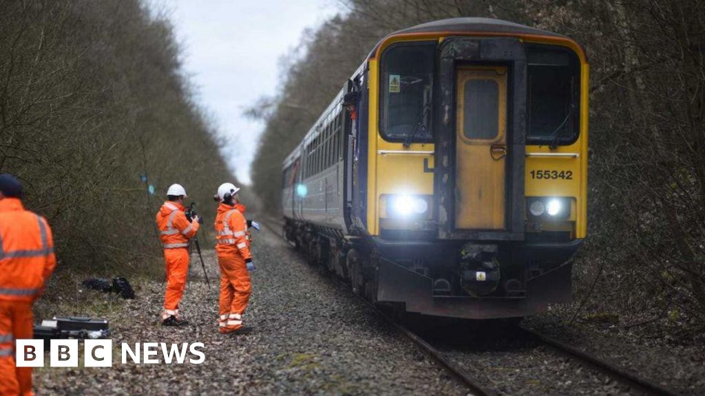 Northern to Trial Dry Ice Technology to Combat Autumn Rail Delays Caused by Leaves