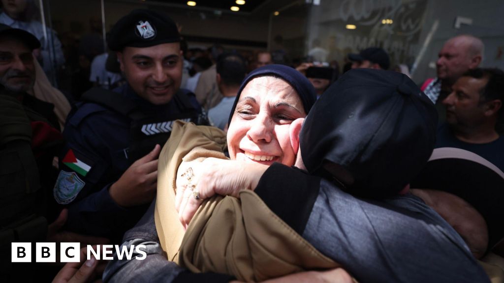Palestinians celebrate return of prisoners freed by Israel