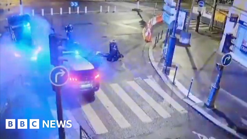 Moment police chase ends in four-car pile-up in Paris