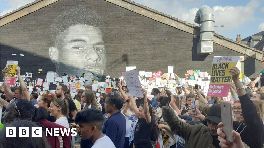Marcus Rashford: Hundreds gather at mural for anti-racism demo