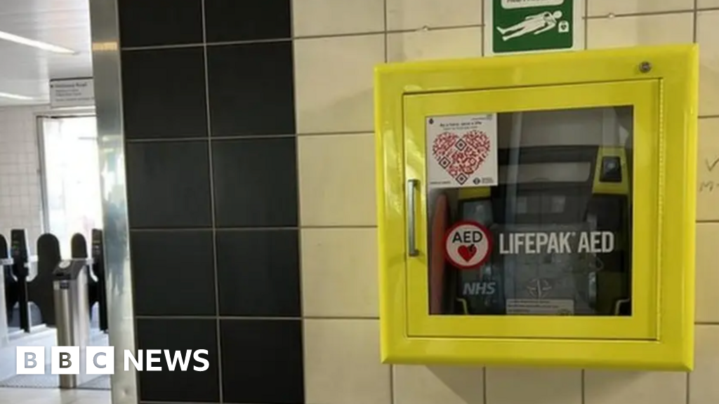 Defibrillator 'deserts' to get 200 more devices