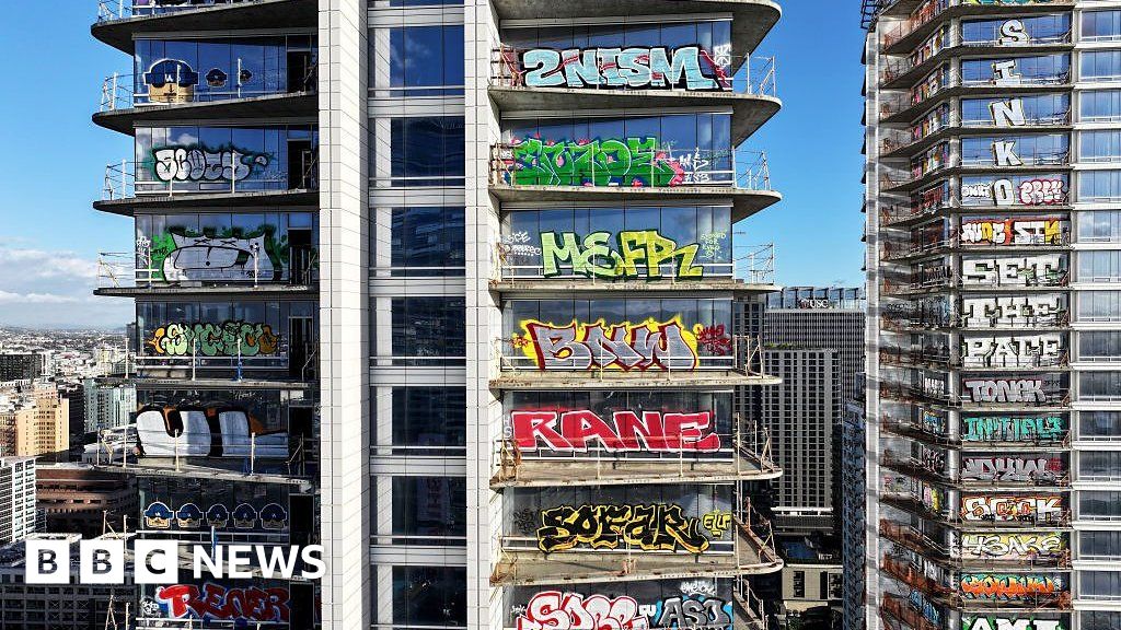 无人机视频展示了覆盖在洛杉矶豪华高层建筑上的涂鸦