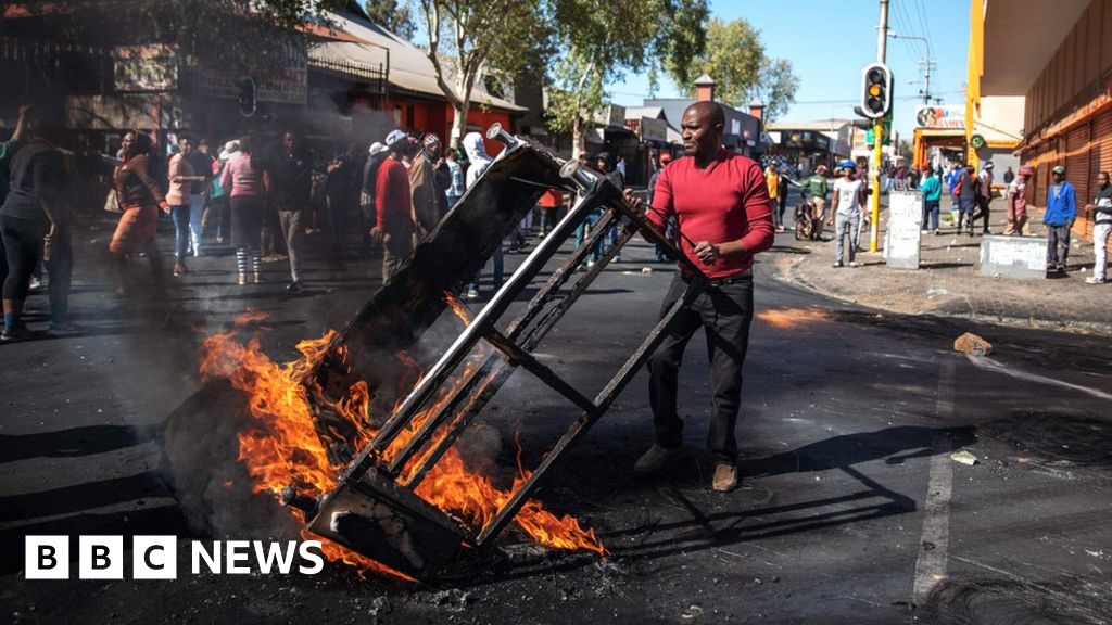 Dozens arrested in South Africa as looting rocks Johannesburg - BBC News