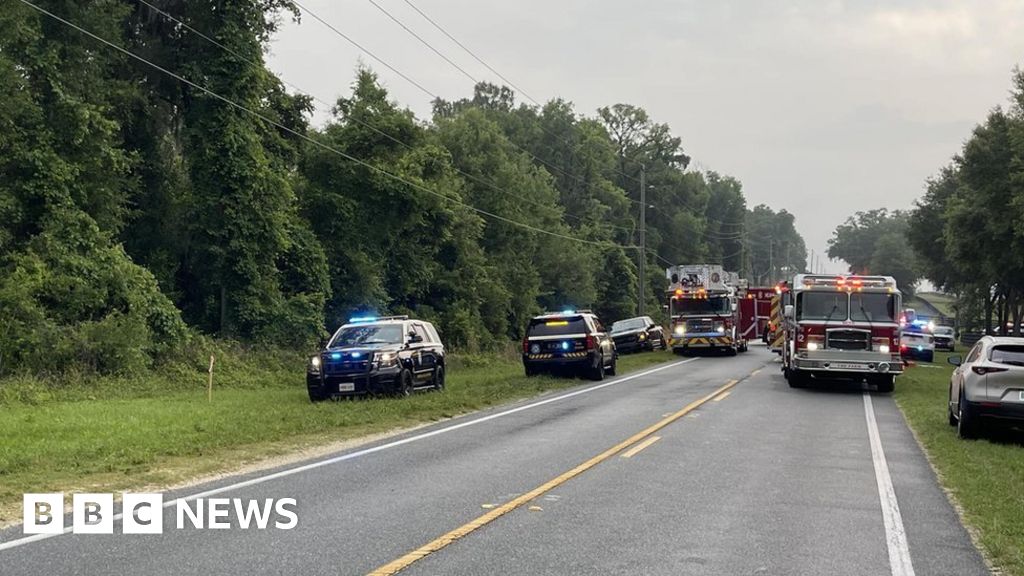 Ocho personas murieron y decenas resultaron heridas en una colisión en una importante carretera de Florida