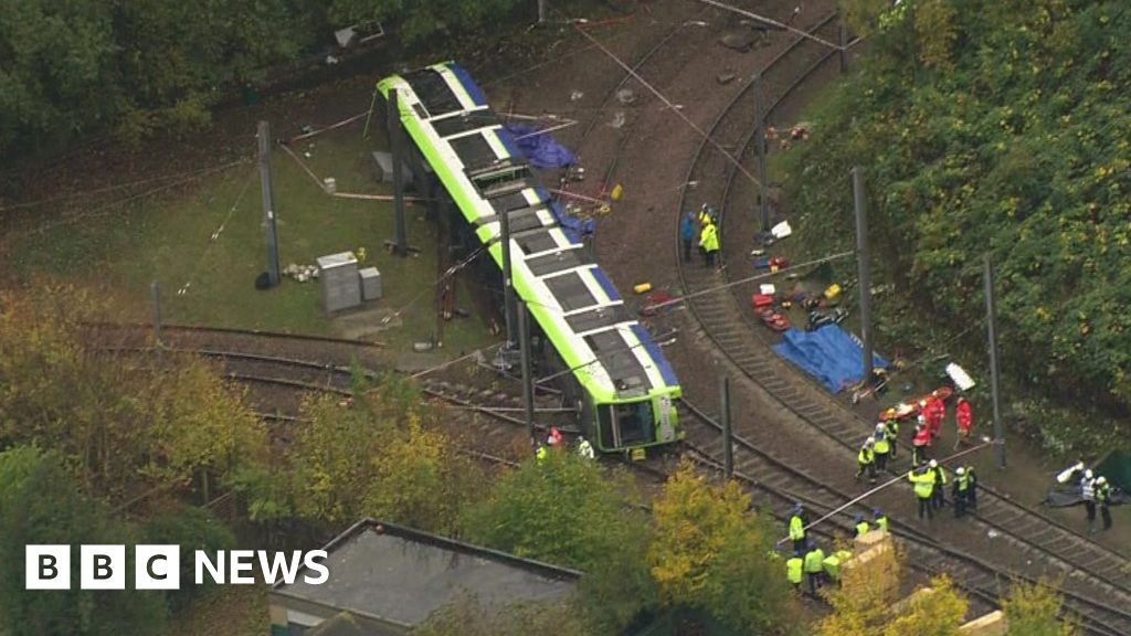 Croydon tram: Several killed in derailment - BBC News