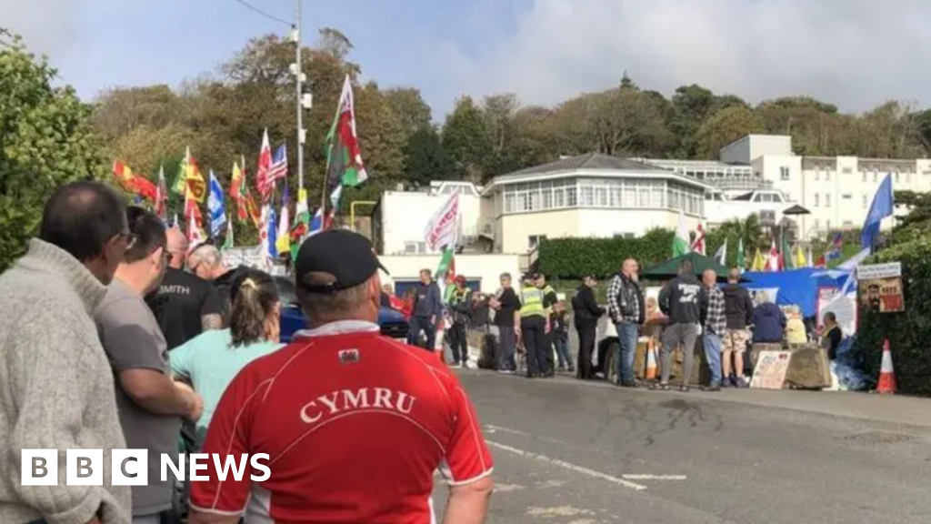 Far right 'groomed' town during protests - ex-minister