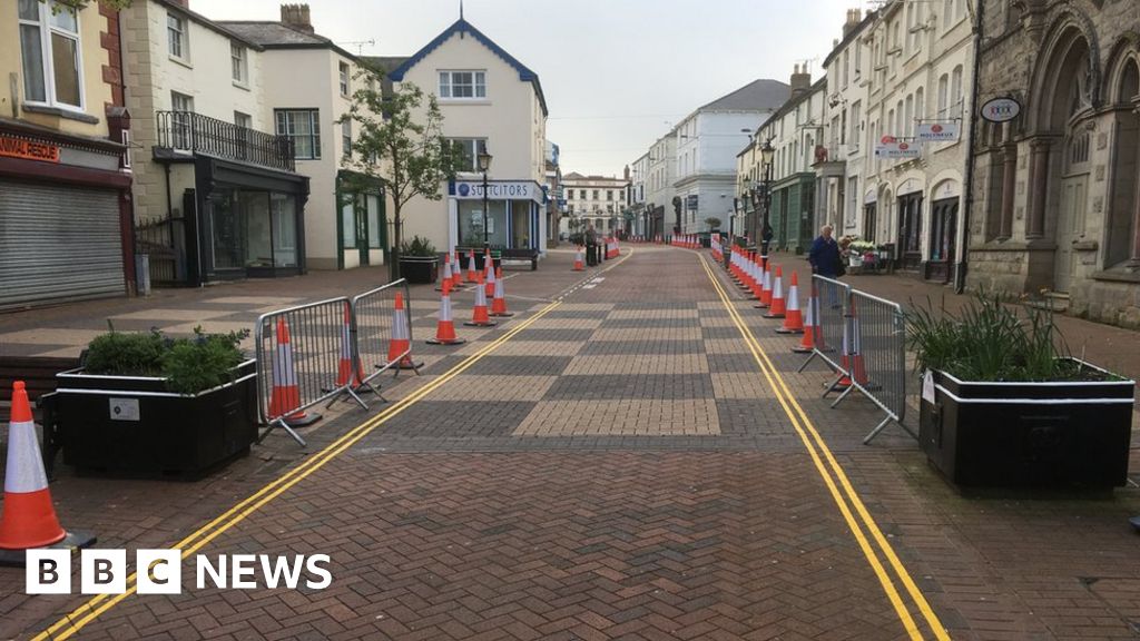 Holywell High Street reopens to traffic after 25 years