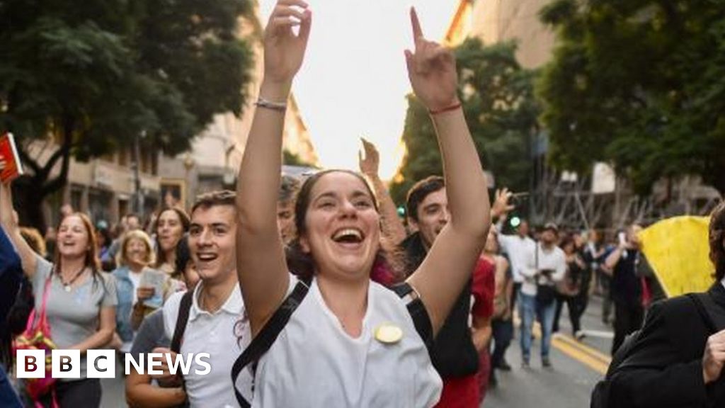 Десетки хиляди хора излязоха по улиците на аржентинската столица Буенос