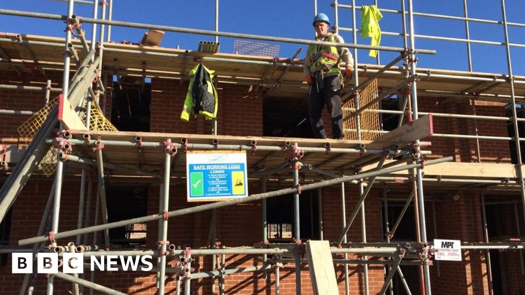 'Momentous day' for Luton's regenerated Marsh Farm estate BBC News