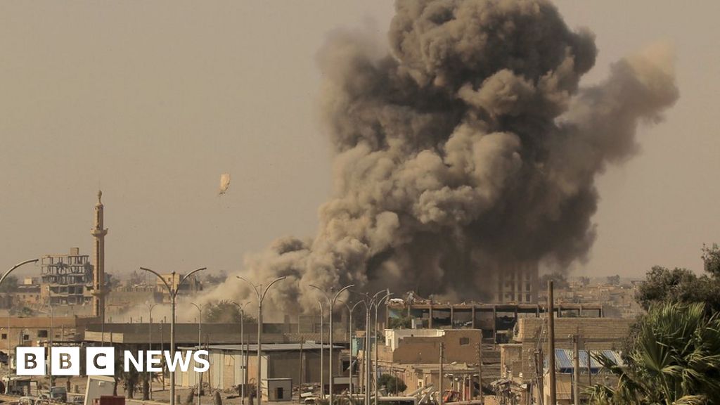 Syria air strikes 'kill 150 IS militants'