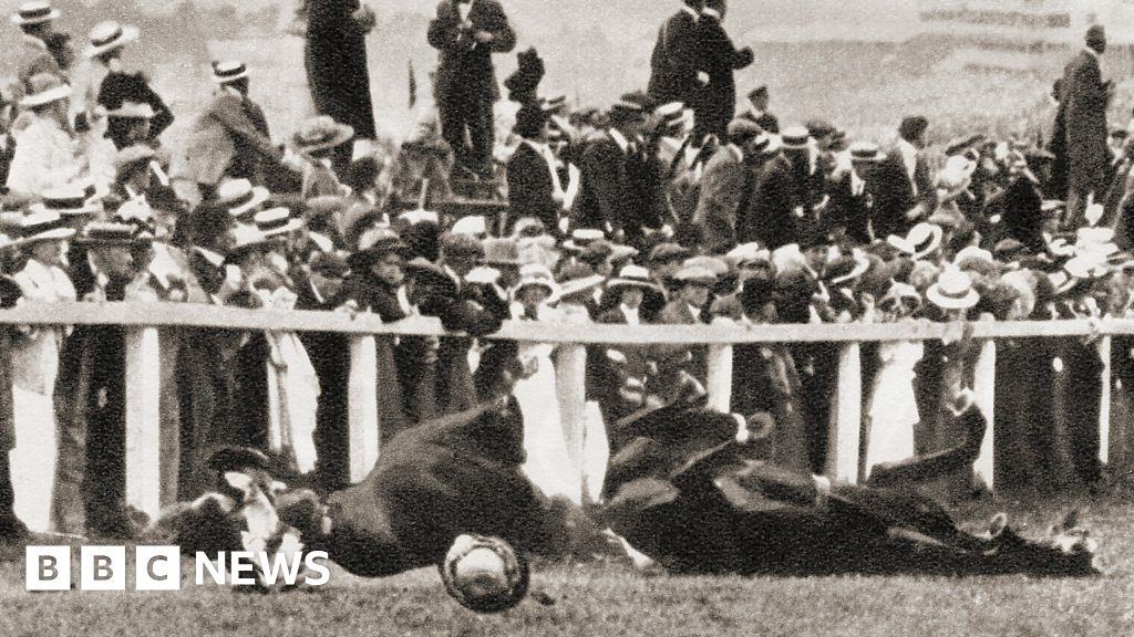 Suffragettes Emily Davison's death at Epsom Derby BBC News