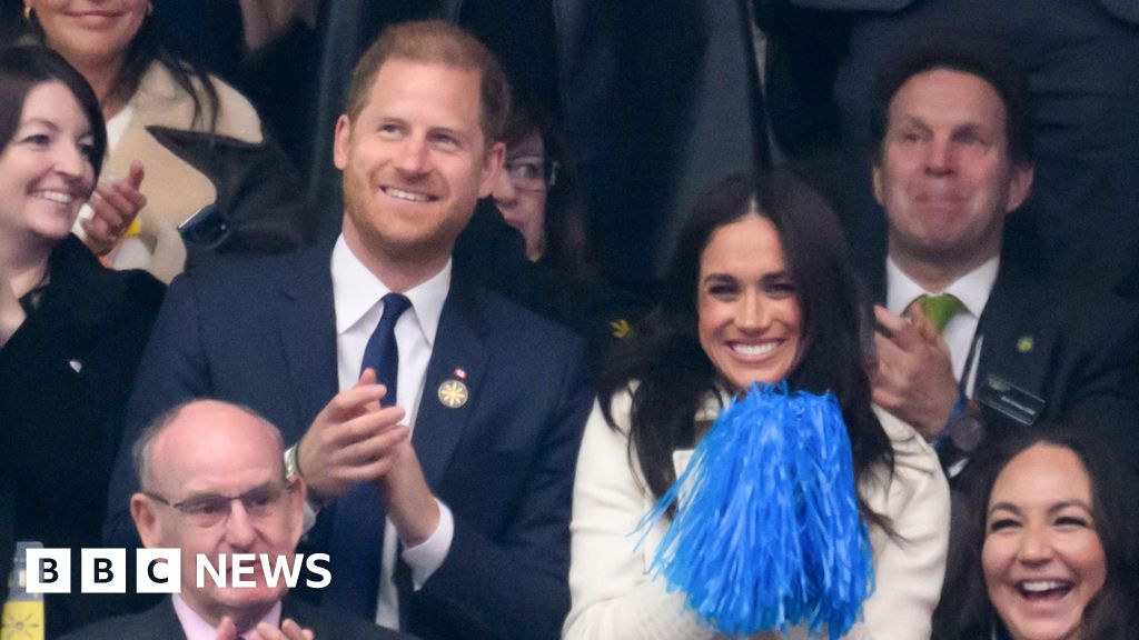 Harry and Meghan cheer from stands at Invictus Games in Canada