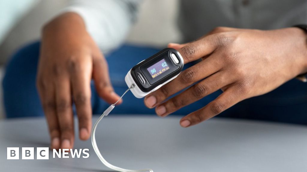 Covid: Pulse oxygen monitors work less well on darker skin, experts say - BBC News