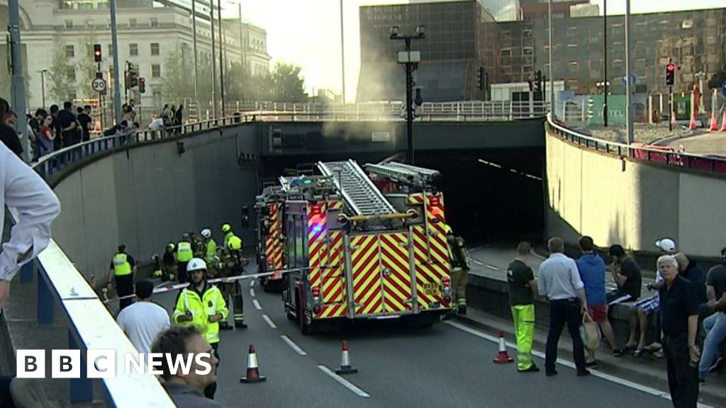 Birmingham Queensway tunnel fire leaves vehicles trapped  BBC News