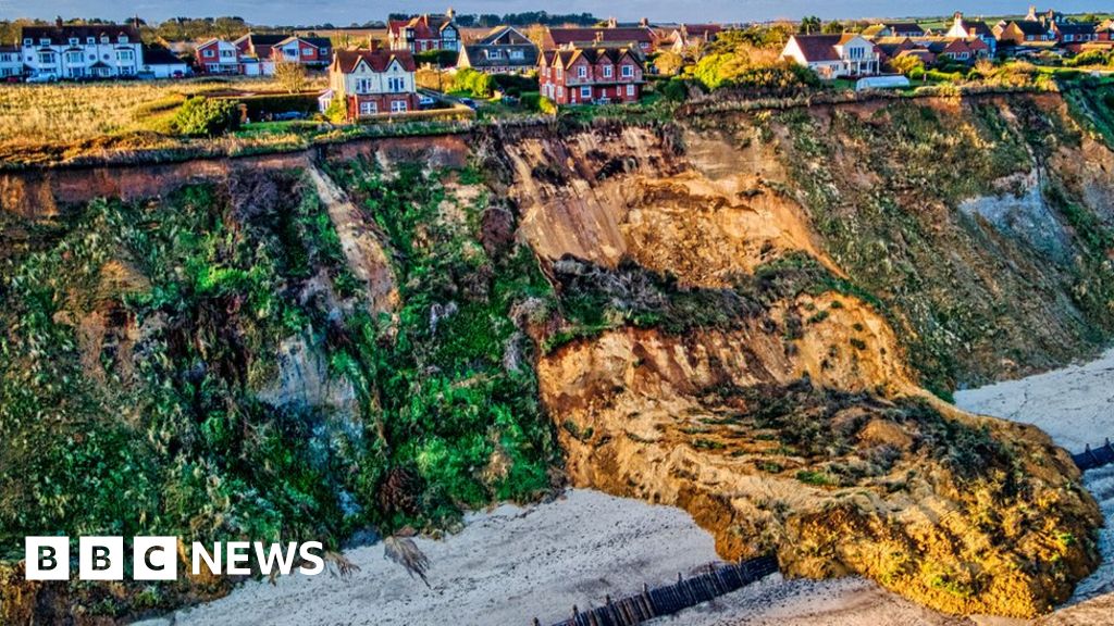 Mundesley: Coastguard issues warning after cliff fall