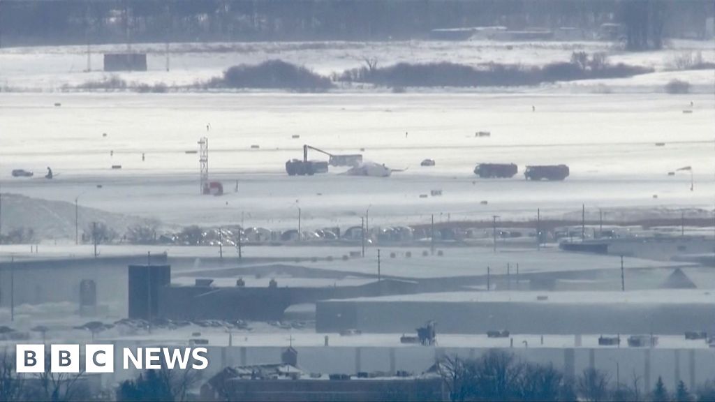 Pesawat yang rusak terlihat di landasan pacu di Bandara Toronto Pearson