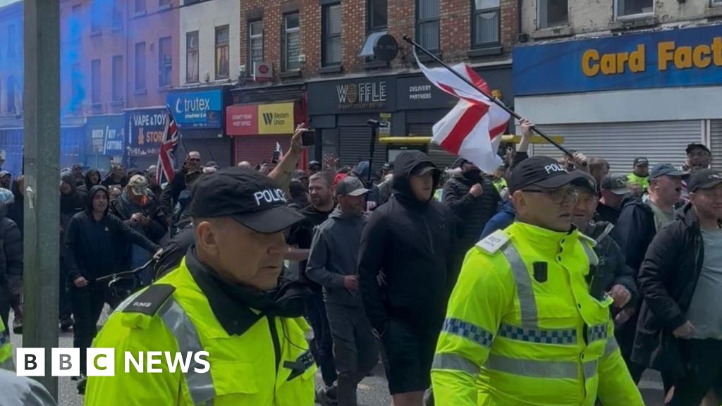 Eight arrested during anti-immigration march