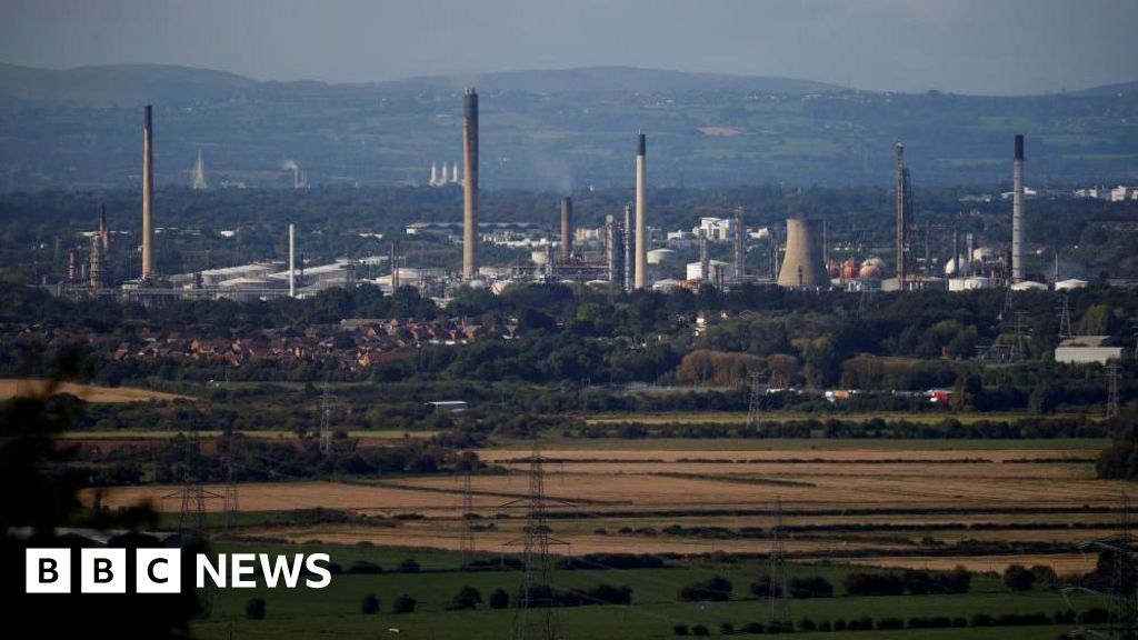 Fuel warning as Stanlow tanker drivers to strike over pay