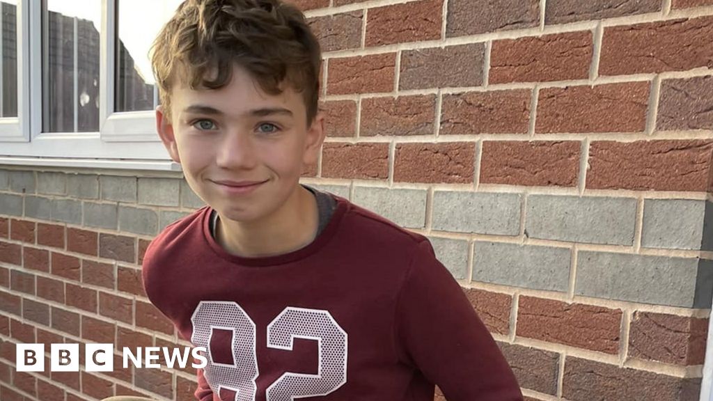 Mother's pride as Redditch boy, 11, opens second food bank - BBC News