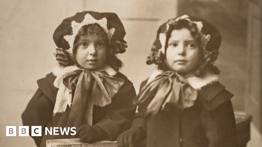 Leicestershire Exhibition Of Children S Clothes From 1600s Bbc News