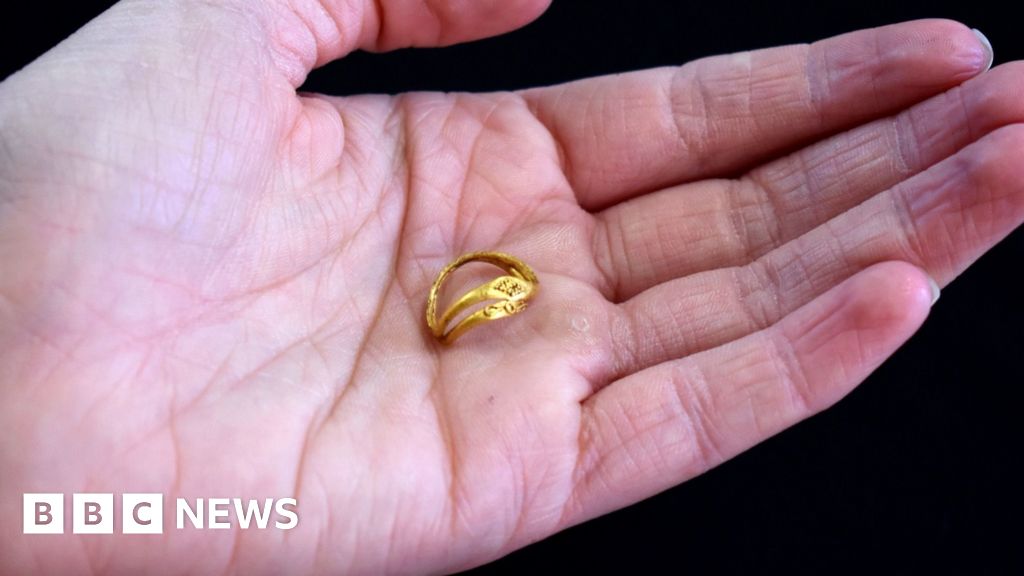 Colchester dig uncover Roman gold rings and marble