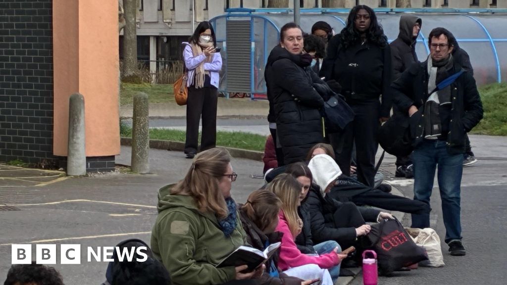 Meningitis cases rise as vaccine queues continue in Kent