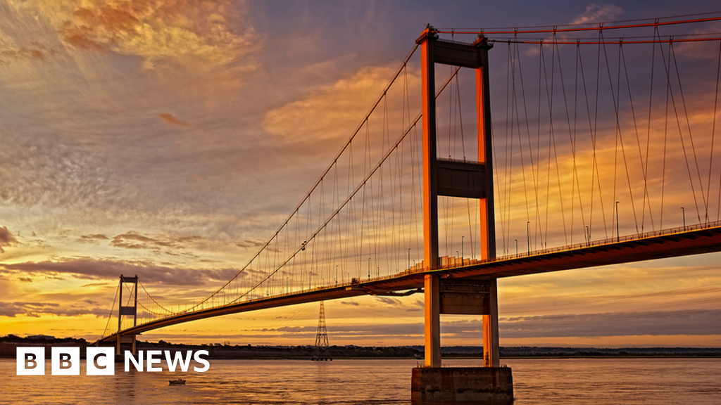Severn bridges: M4 Severn crossing reopens toll free - BBC News