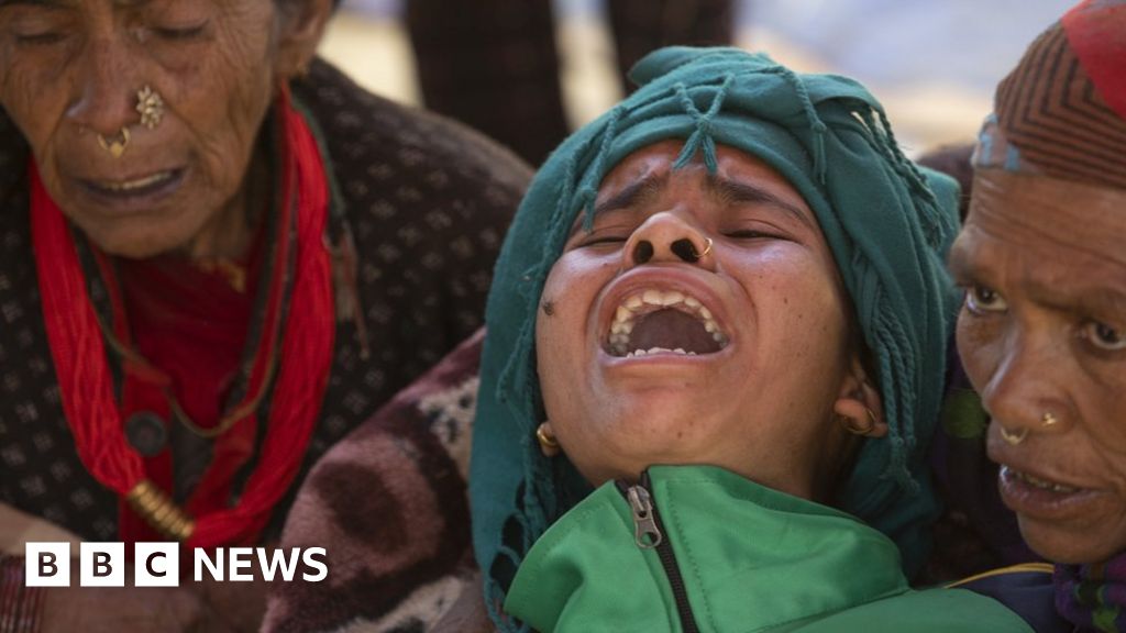 Nepal earthquake: Survivors cremate the dead, face uncertain future