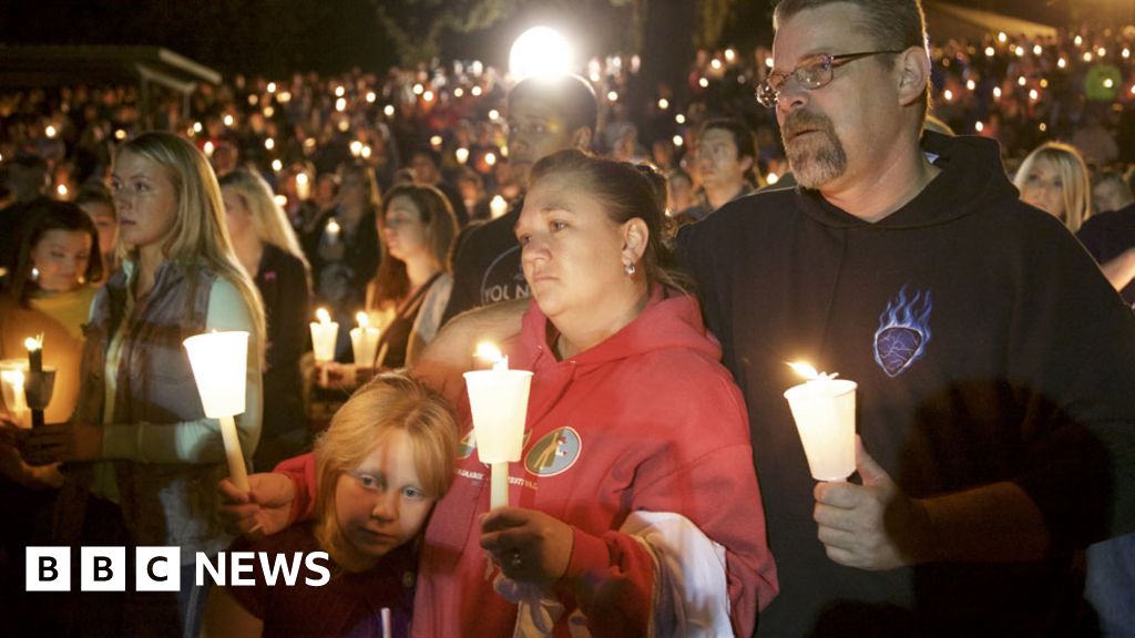 Oregon shooting: Survivor escaped by 'playing dead' - BBC News