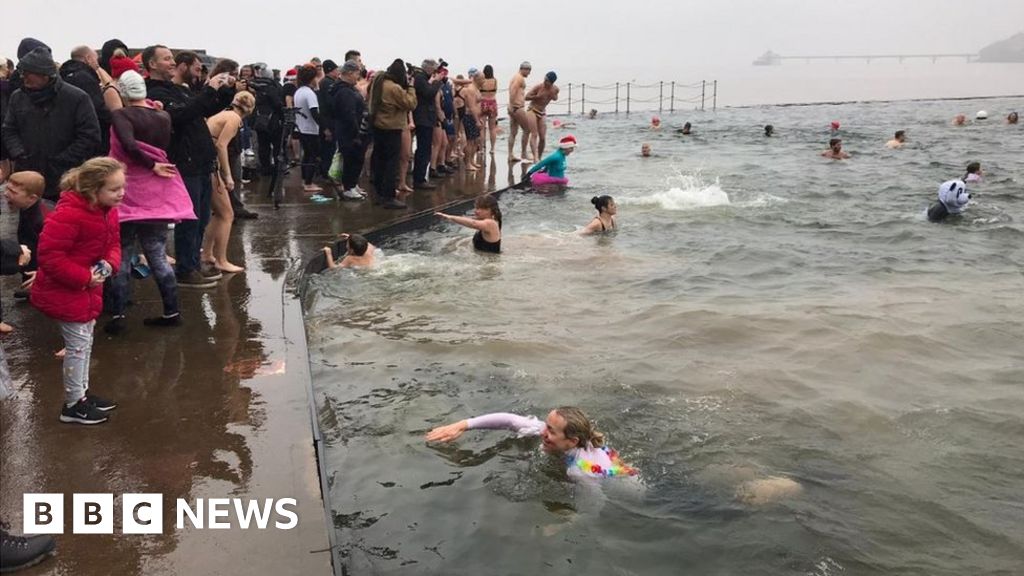 Clevedon New Year Swim Hundreds Brave Water Bbc News