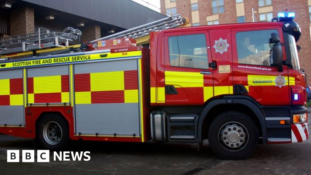 Man dies in 'electric blanket' fire at Glasgow house - BBC News