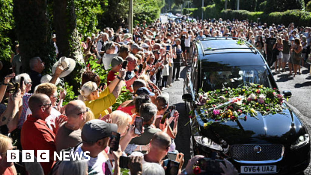 Bonnie Tyler's celebration of life attended by fans in Mumbles - BBC image