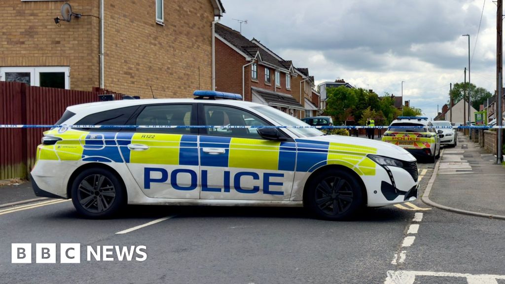 Attempted murder arrest after man stabbed in Willenhall - BBC News