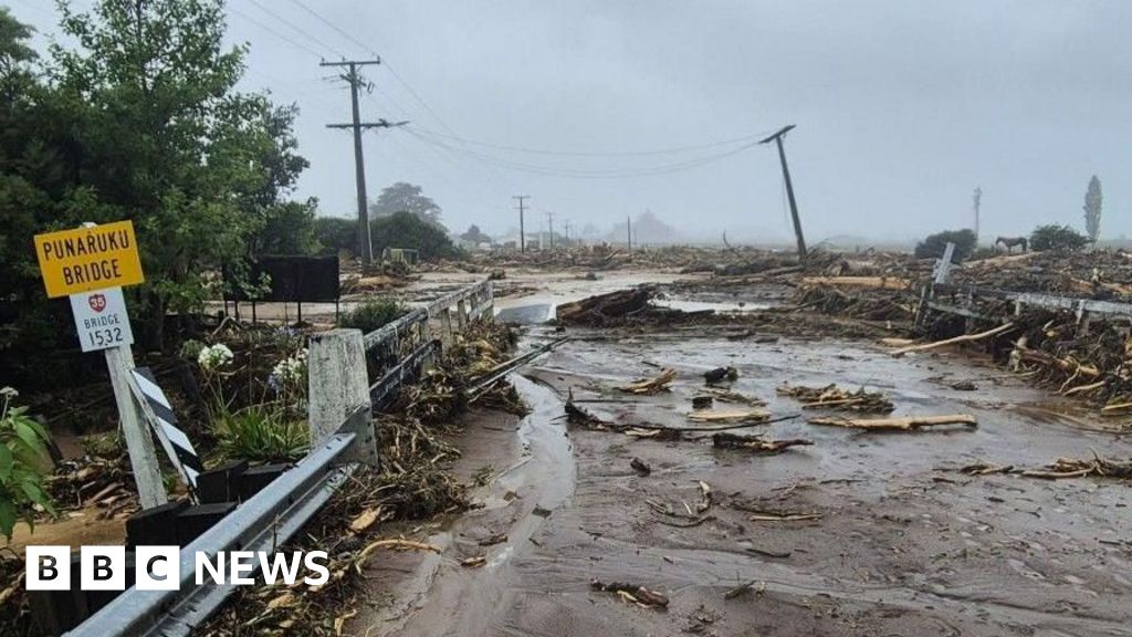 Двама души загинаха и има опасения че няколко са затрупани