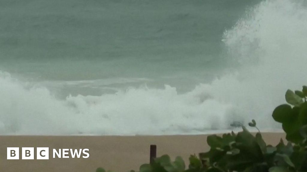 More than 500,000 ordered to move as Typhoon Kajiki heads for Vietnam thumbnail