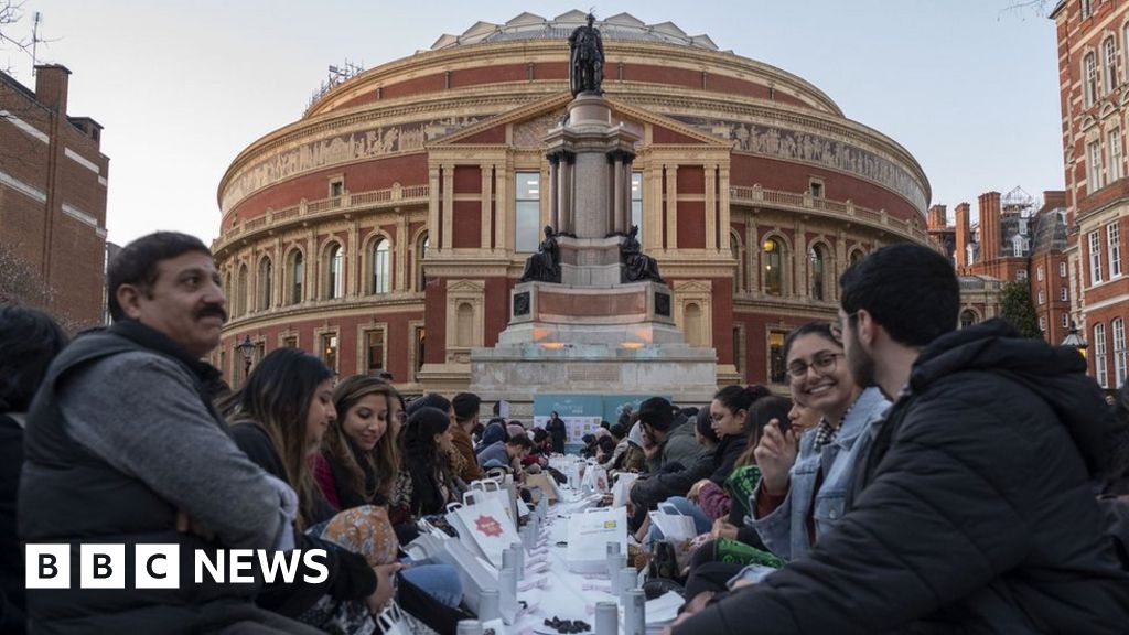 Ramadan: Cathedrals, museums and stadiums host iftar meals