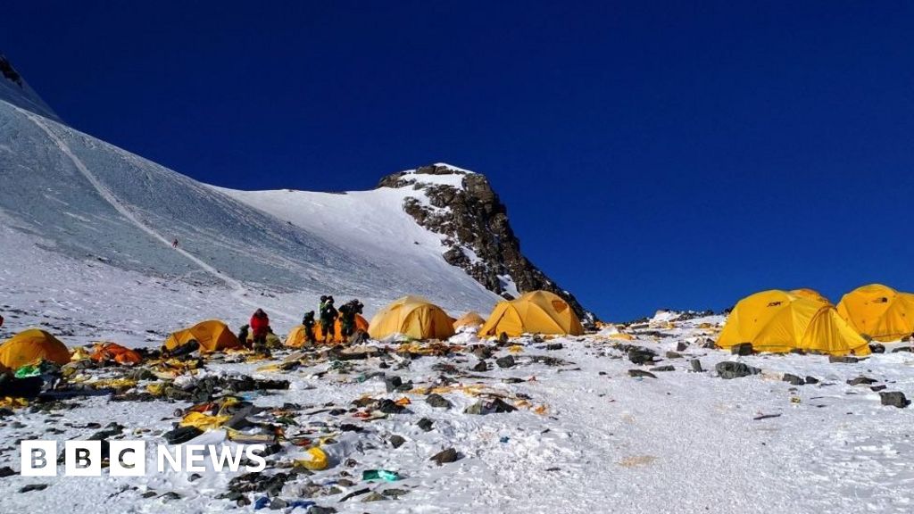 Връх Еверест: Алпинистите ще трябва да върнат изпражненията обратно в базовия лагер