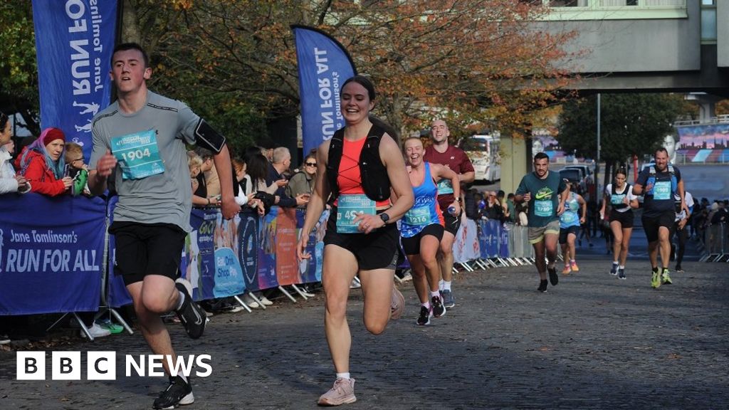 Thousands of runners take part in Coventry half marathon - BBC News