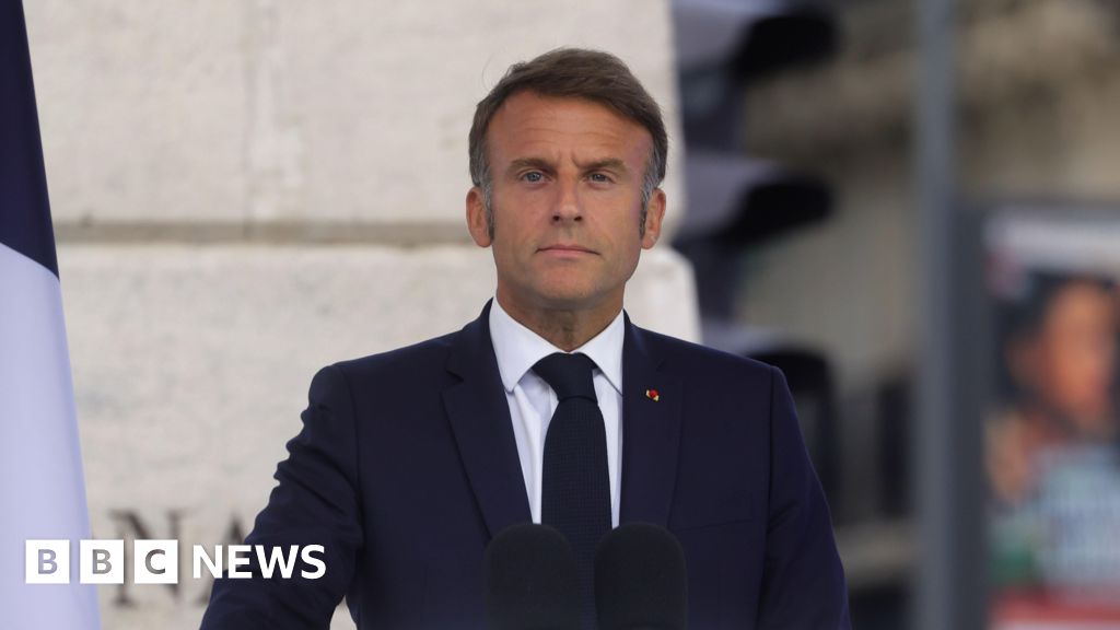 El presidente francés Macron descarta un primer ministro de izquierda mientras la crisis continúa