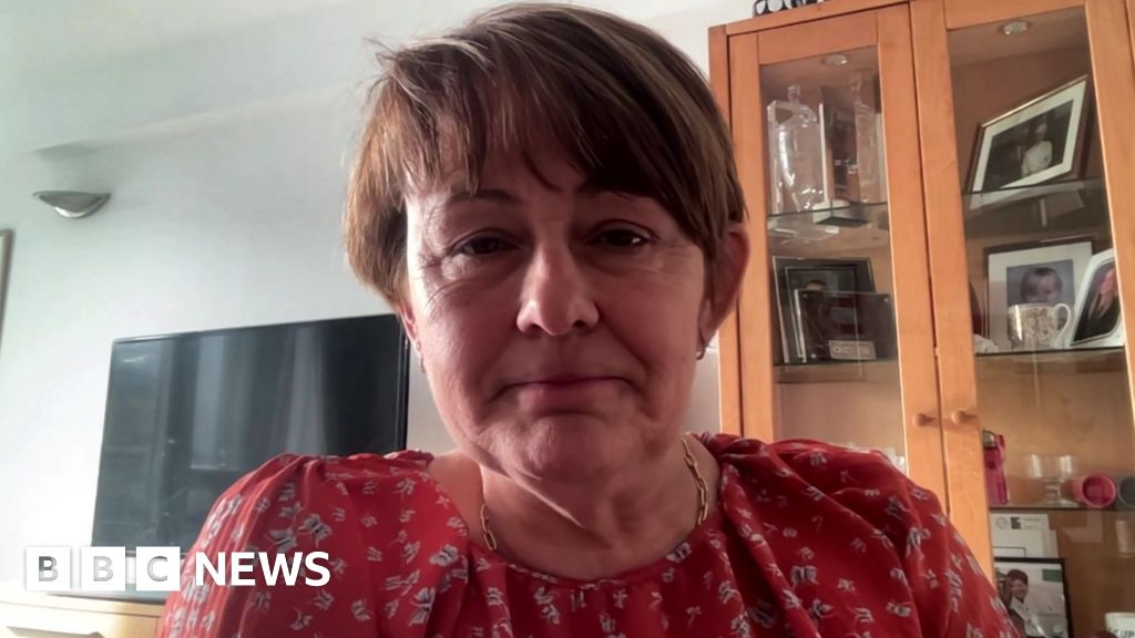 Tanni Grey-Thompson forced to 'crawl off' train