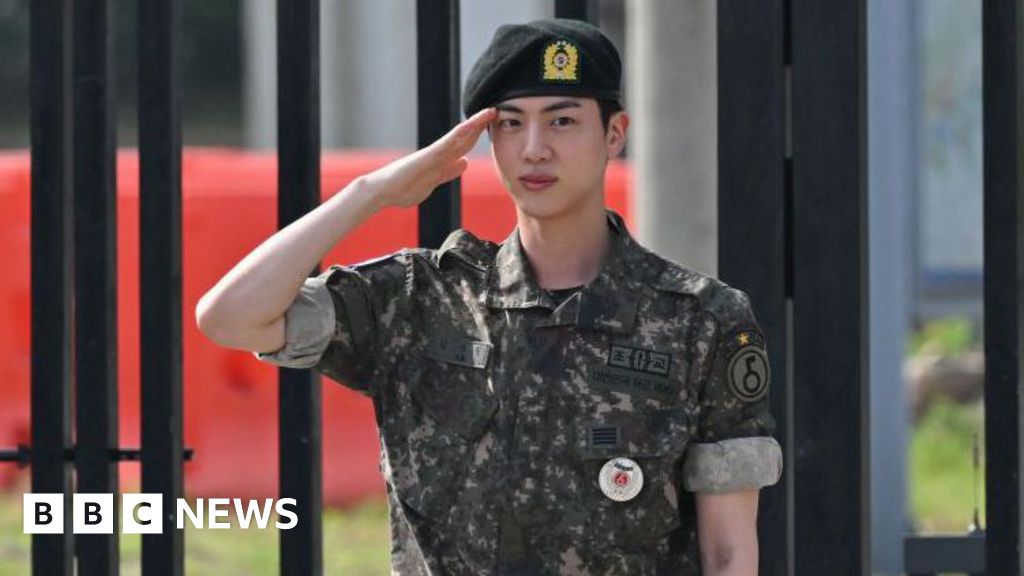 Джин от BTS ще прегърне 1000 фенове при завръщането си от армията