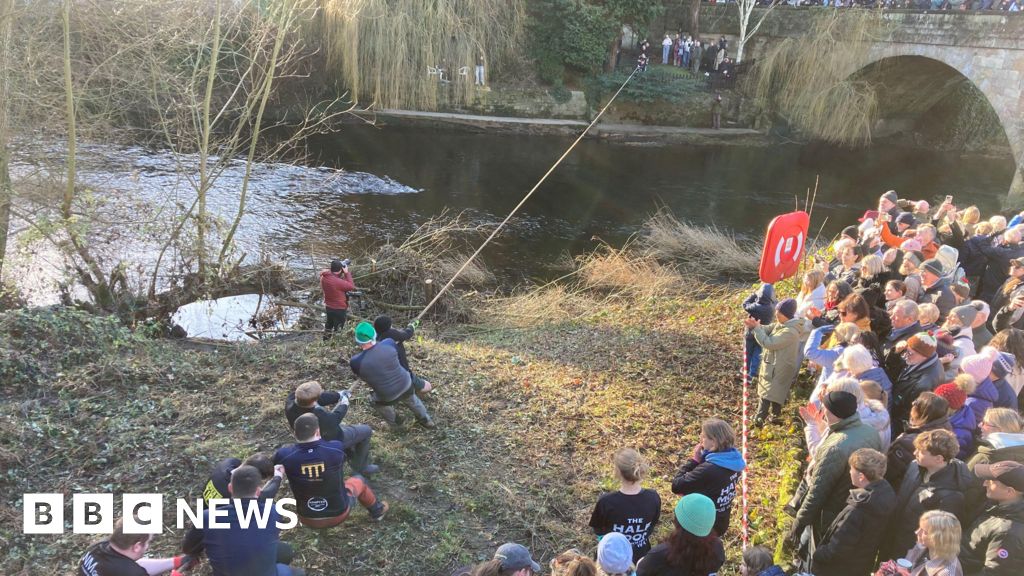 bbc.co.uk - Cathy Killick - Hundreds gather for annual Boxing Day tug of war in Knaresborough - BBC News