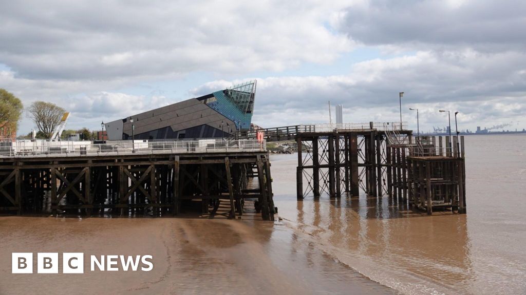 bbc.co.uk - Holly Phillips - Hull residents invited to vote on new Victoria Pier design