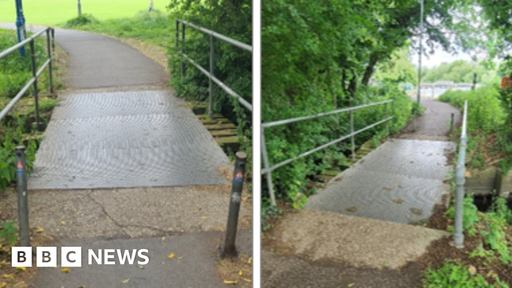 Kings Meadow: Works to replace Reading footbridge begins - BBC News