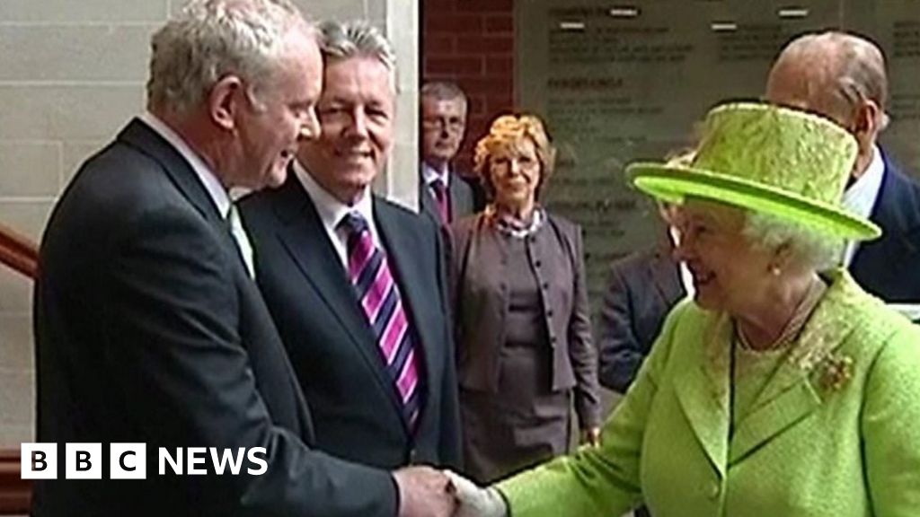 The Queen and Martin McGuinness shake hands - BBC News