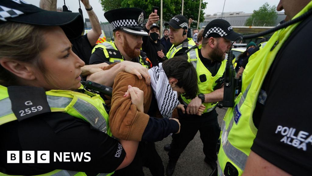 Police officer bitten and five others injured in Glasgow pro-Palestininian protest – BBC News