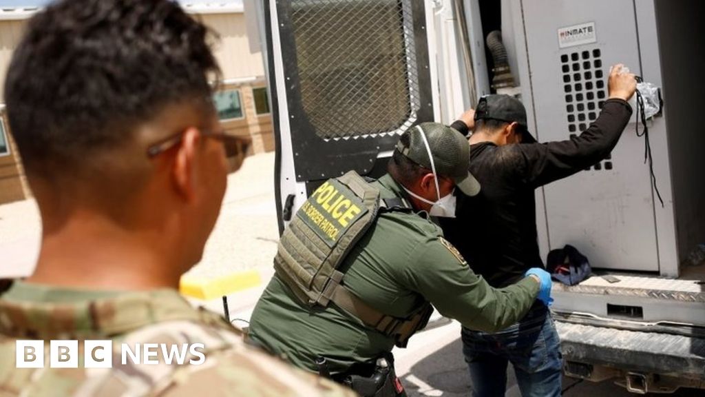 Record high migrant entries at US-Mexico border photograph