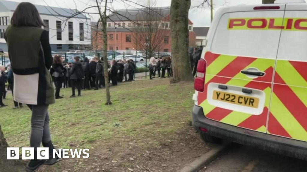 Pupil protest at Leeds's Farnley Academy over toilet rules BBC News