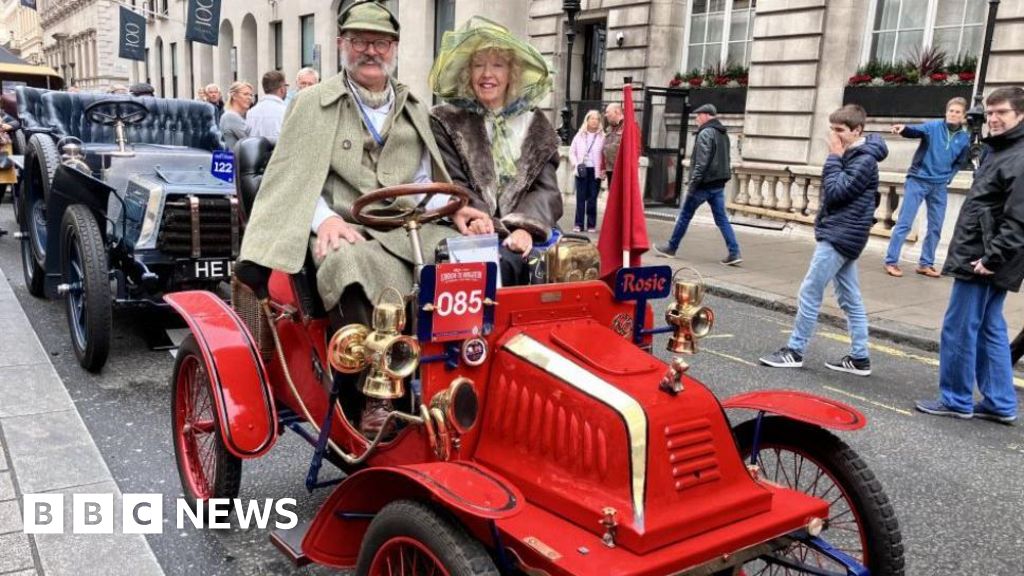 Pall Mall: Aston Martin DB5 among cars in motoring spectacle