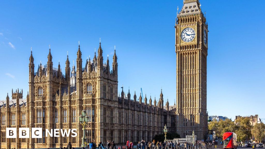 Pria memanjat Istana Menara Westminster dengan bendera Palestina